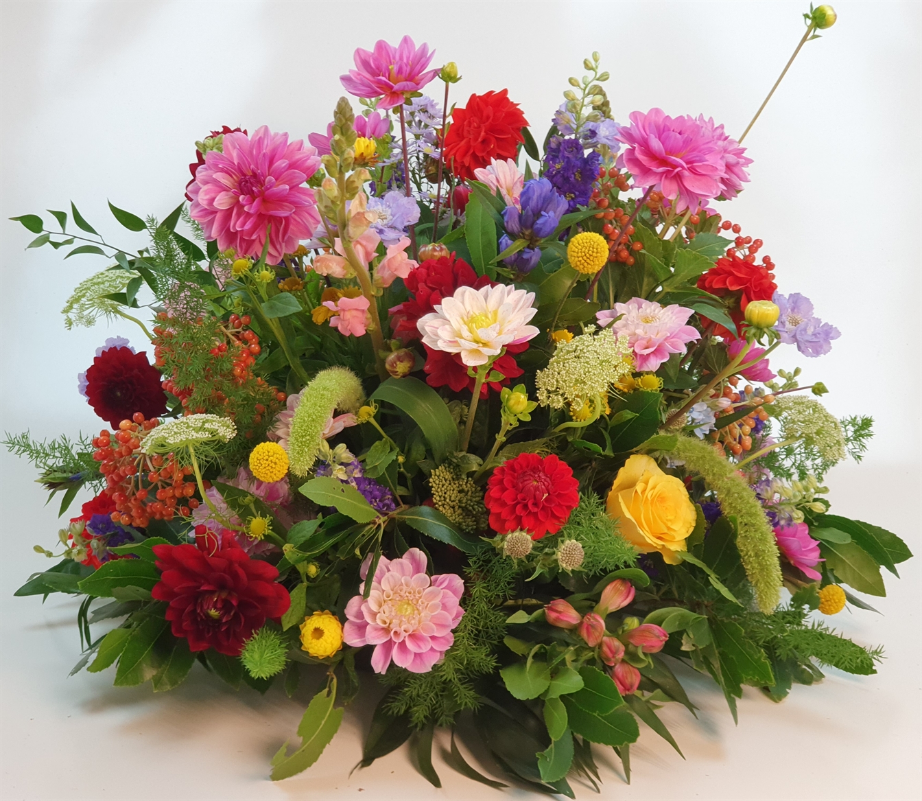 Blz. 9 Rond gemengd afscheidsbloemstuk